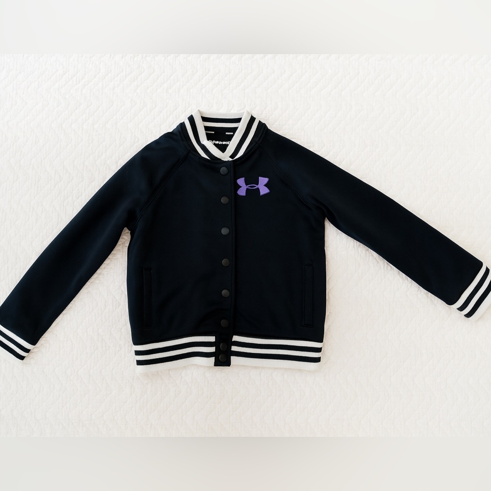 Under armour youth small athletic jacket with pockets in black with purple logo